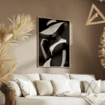 poster femme chapeau noir et blanc salon.webp