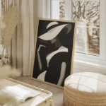 poster femme chapeau noir et blanc salon beige.webp