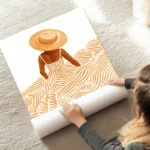 poster femme chapeau paille au sol.webp