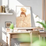 poster femme chapeau paille bureau.webp