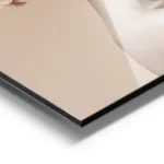 poster femme elegante avec fleurs minimalistes aluminium.webp