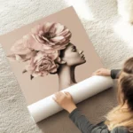 poster femme elegante avec fleurs minimalistes au sol.webp