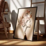 poster femme elegante avec fleurs minimalistes encadre.webp