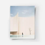 poster femme elegante devant batiment blanc.webp