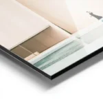 poster femme elegante devant batiment blanc aluminium.webp