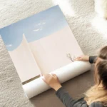 poster femme elegante devant batiment blanc au sol.webp