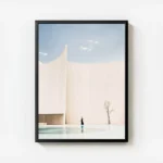 poster femme elegante devant batiment blanc avec cadre.webp