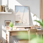 poster femme elegante devant batiment blanc bureau.webp