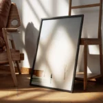 poster femme elegante devant batiment blanc encadre.webp