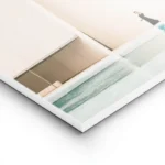 poster femme elegante devant batiment blanc lightpanel.webp