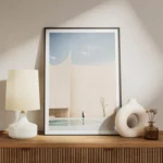 poster femme elegante devant batiment blanc meuble.webp