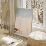 poster femme elegante devant batiment blanc salon beige.webp