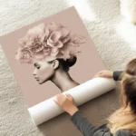 poster femme elegante minimaliste fleurs au sol.webp
