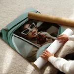 poster femme elegante voiture enroule.webp