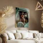 poster femme elegante voiture salon.webp