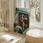 poster femme elegante voiture salon beige.webp