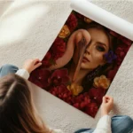 poster femme et flamant rose en rouleau.webp