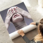 poster femme masquee emotivement au sol.webp