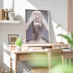 poster femme masquee emotivement bureau.webp