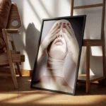 poster femme masquee emotivement encadre.webp