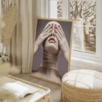 poster femme masquee emotivement salon beige.webp