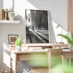 poster femme silhouette ville monochrome bureau.webp