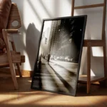 poster femme silhouette ville monochrome encadre.webp
