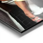 poster femme stylee toilettes modernes aluminium.webp