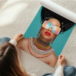 poster femme tendance lunettes stylees en rouleau.webp