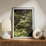poster feuillage tropical vert meuble.webp