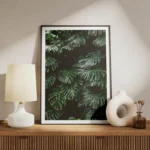 poster feuilles vertes monstera meuble.webp