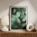poster feuilles vertes rayees meuble.webp