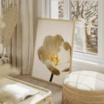 poster fleur blanche et jaune salon beige.webp