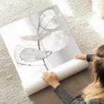 poster fleurs delicates blanches au sol.webp