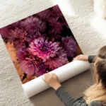 poster fleurs violettes decoratives au sol.webp