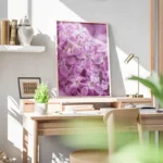 poster fleurs violettes en gros plan bureau.webp