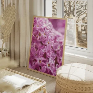 poster fleurs violettes en gros plan salon beige.webp