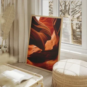 poster formation rocheuse rouge salon beige.webp