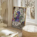 poster gustav klimt gris salon beige.webp