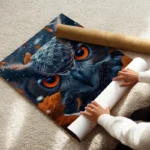 poster hibou aux yeux orange enroule.webp