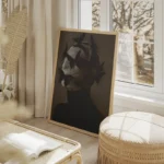 poster homme et papillons noir salon beige.webp