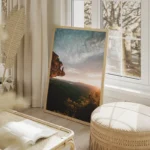 poster homme montagne coucher de soleil salon beige.webp