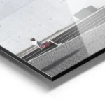 poster homme sur escaliers modernes aluminium.webp