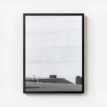 poster homme sur escaliers modernes avec cadre.webp