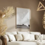 poster homme sur escaliers modernes salon.webp