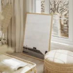 poster homme sur escaliers modernes salon beige.webp