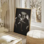 poster hommes politiques en noir et blanc salon beige.webp