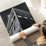 poster immeuble moderne noir et blanc au sol.webp