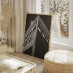 poster immeuble moderne noir et blanc salon beige.webp