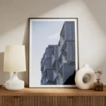 poster immeubles modernes bleu meuble.webp